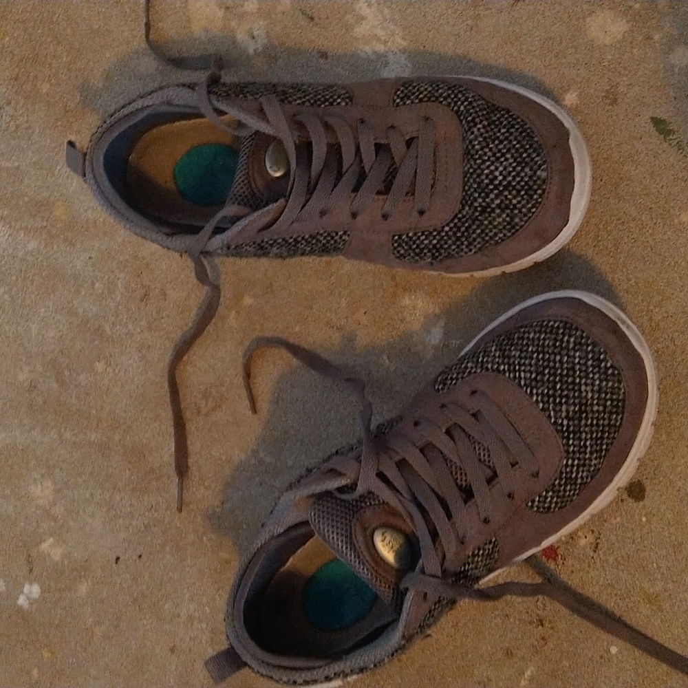 Running shoes with gel heal for comfort